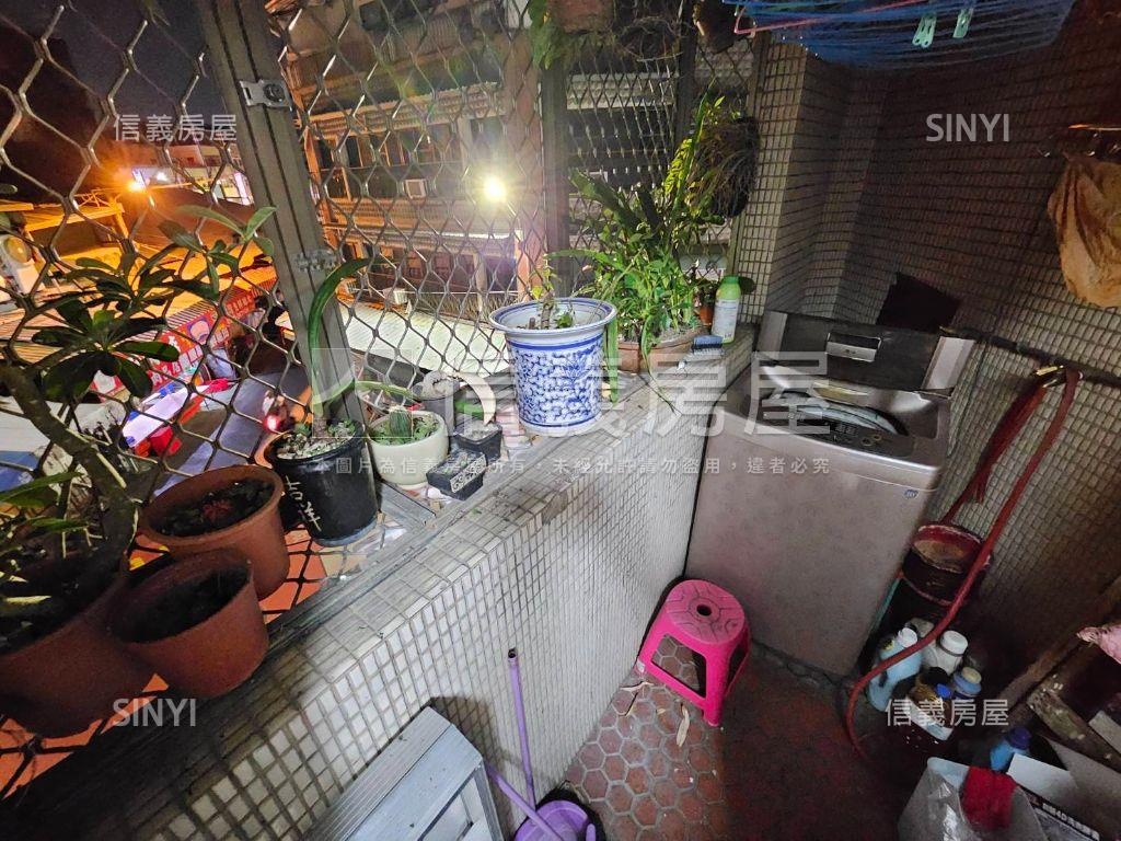 下樓去買菜邊間採光大公寓房屋室內格局與周邊環境