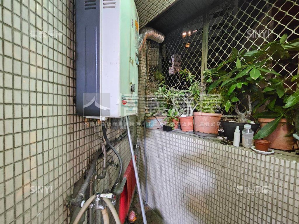 下樓去買菜邊間採光大公寓房屋室內格局與周邊環境