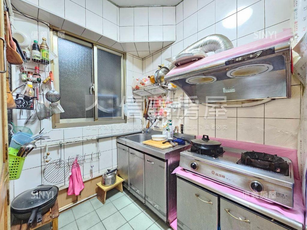 下樓去買菜邊間採光大公寓房屋室內格局與周邊環境