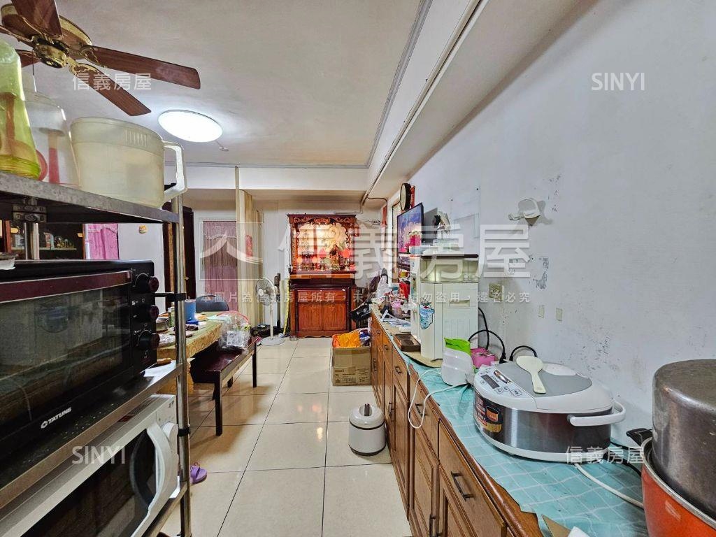 下樓去買菜邊間採光大公寓房屋室內格局與周邊環境