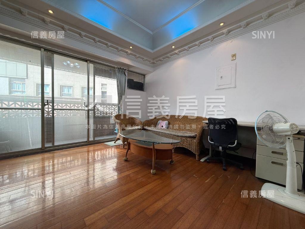 亞灣邊間採光３房車位房屋室內格局與周邊環境