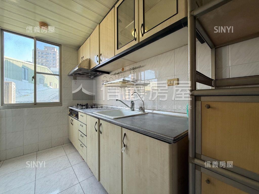 亞灣邊間採光３房車位房屋室內格局與周邊環境