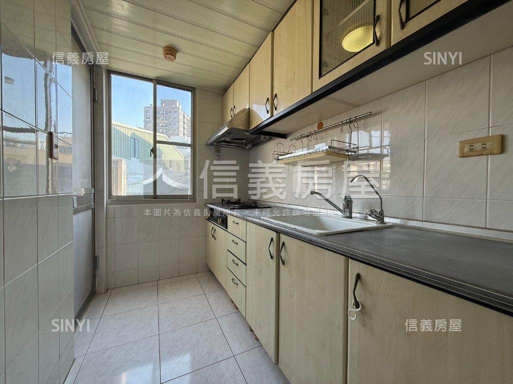 亞灣邊間採光３房車位房屋室內格局與周邊環境