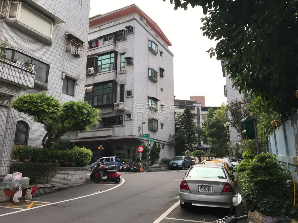 迴龍站２１世紀大空間房屋室內格局與周邊環境