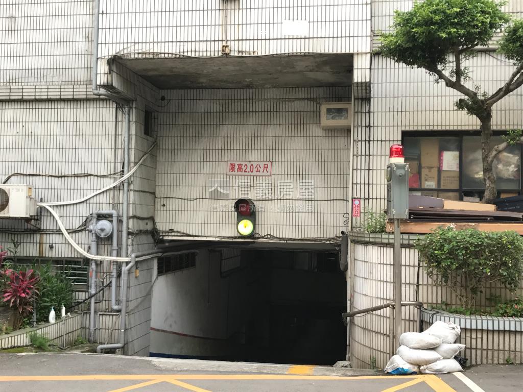 迴龍站２１世紀大空間房屋室內格局與周邊環境