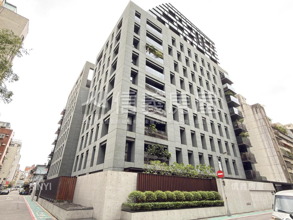 仁愛翠亨豪邸車位１房屋室內格局與周邊環境