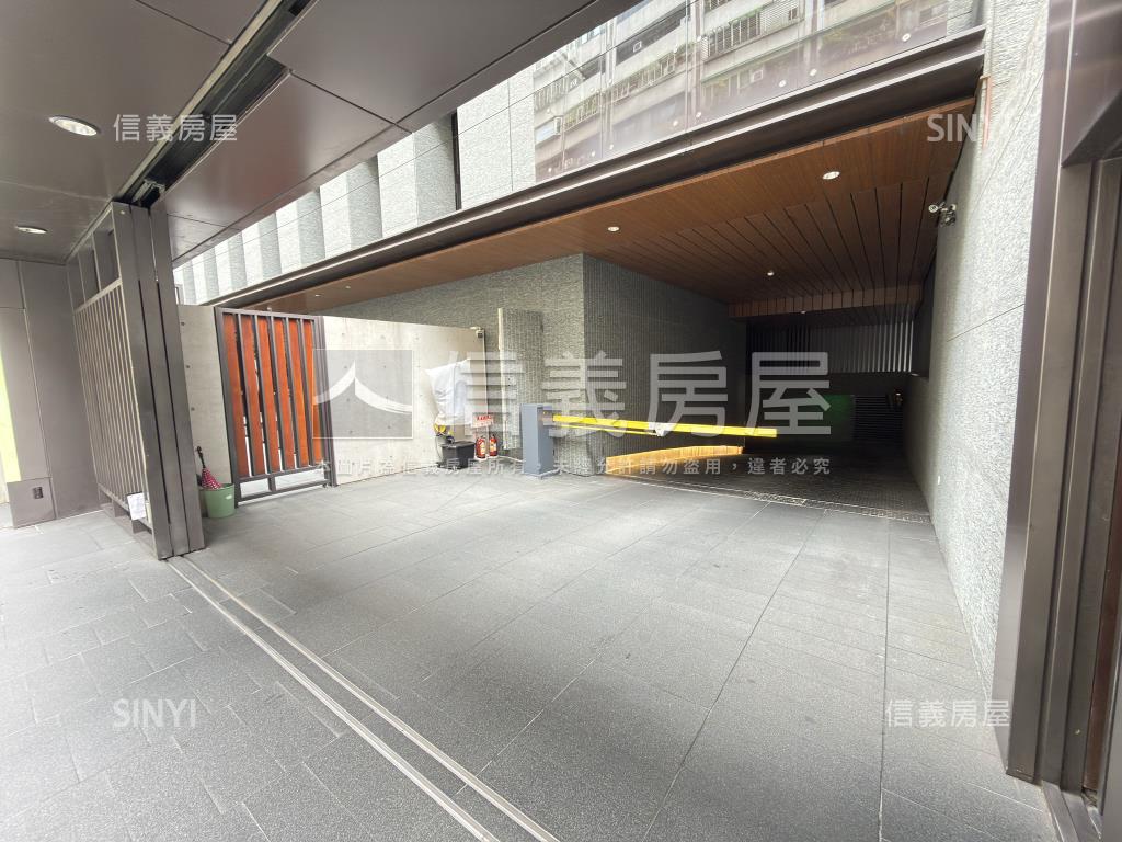 仁愛翠亨豪邸車位１房屋室內格局與周邊環境