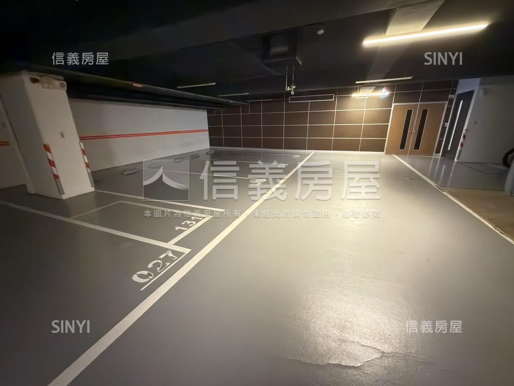 仁愛翠亨豪邸車位１房屋室內格局與周邊環境