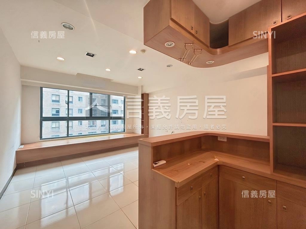 精美杜拜美兩房帶車位房屋室內格局與周邊環境