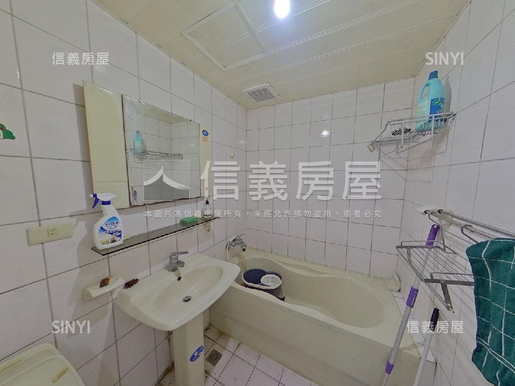 城龍桂冠三房車位房屋室內格局與周邊環境