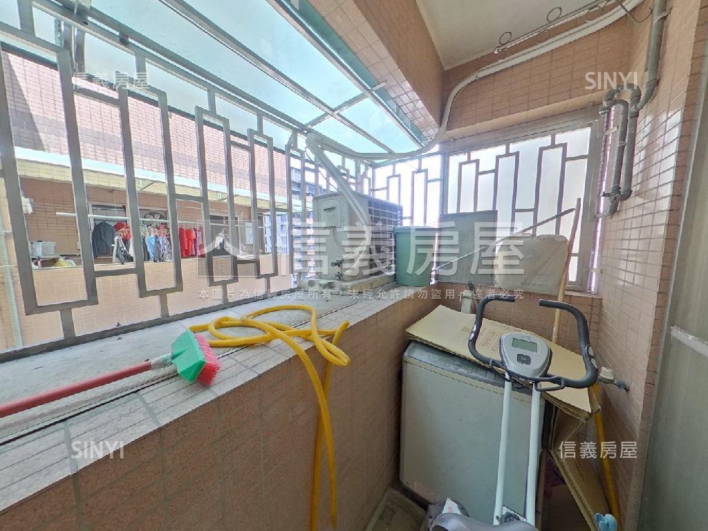 城龍桂冠三房車位房屋室內格局與周邊環境