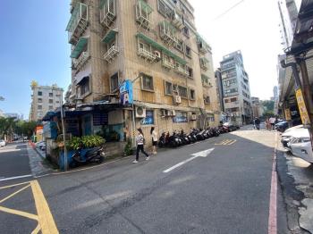 仁愛路附中面寬三角窗金店