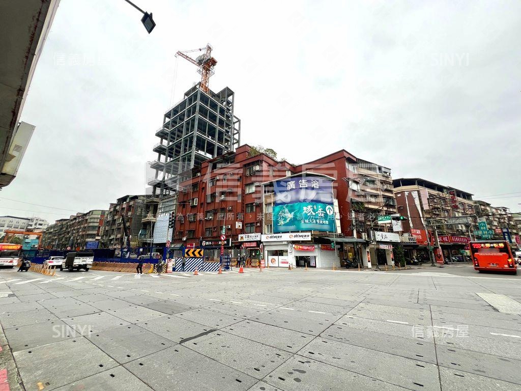 正連城路上金店面房屋室內格局與周邊環境