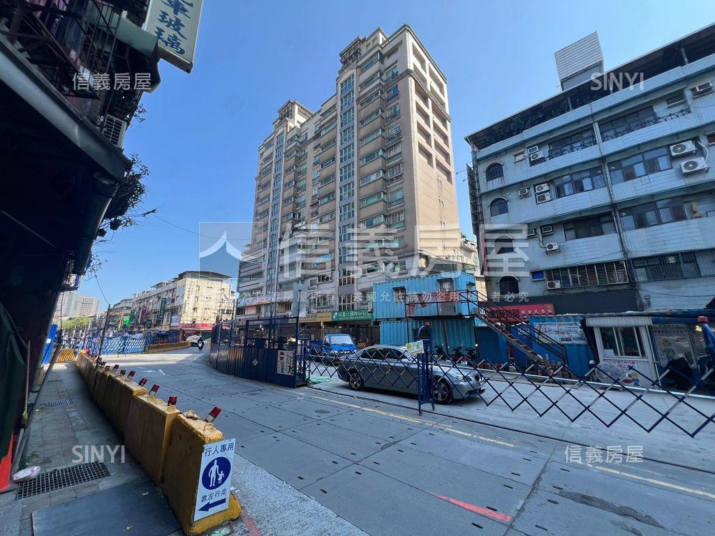 正連城路上金店面房屋室內格局與周邊環境