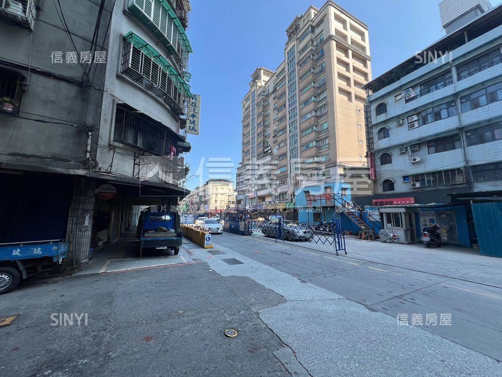 正連城路上金店面房屋室內格局與周邊環境