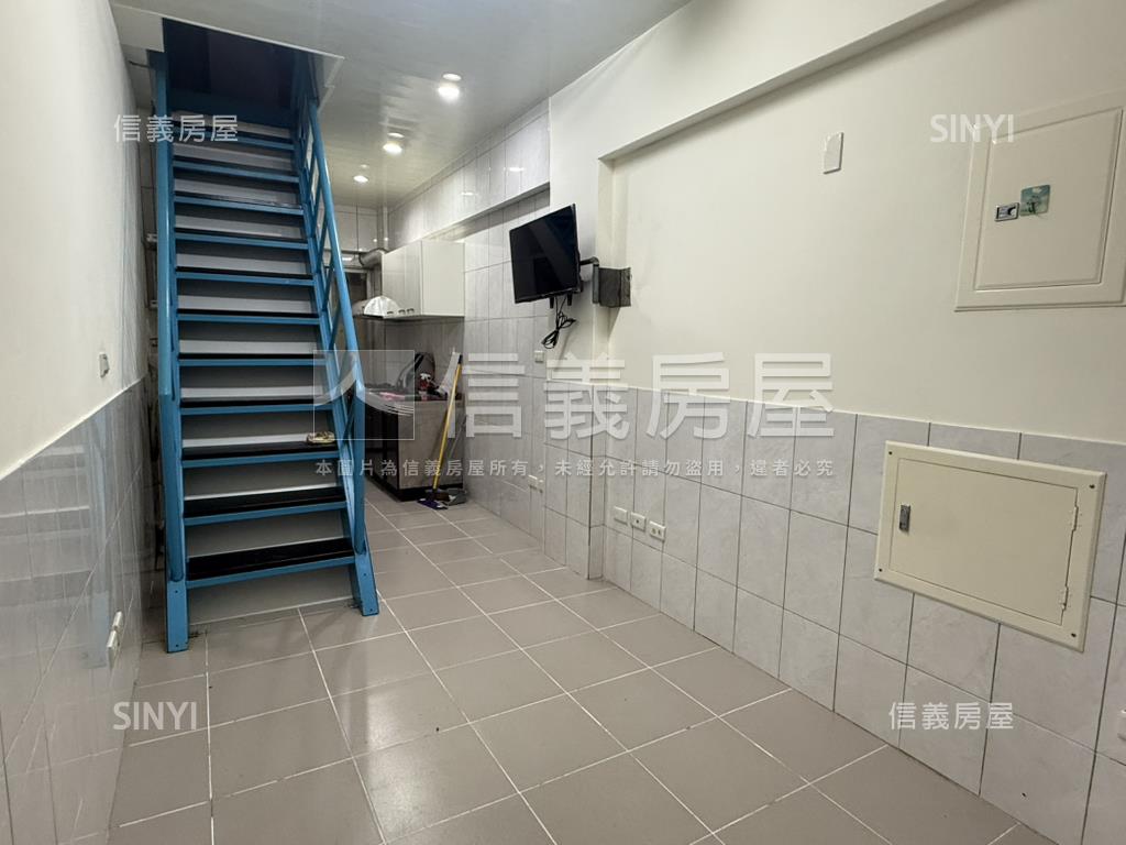 屋齡約９年中西區透天房屋室內格局與周邊環境