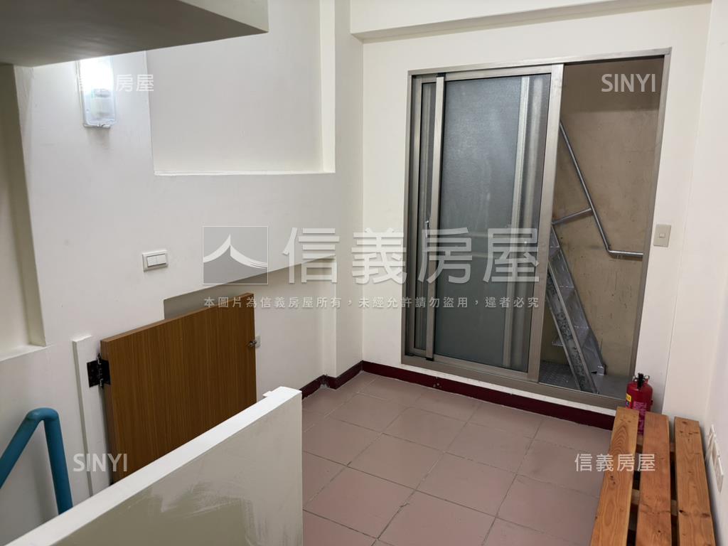 屋齡約９年中西區透天房屋室內格局與周邊環境