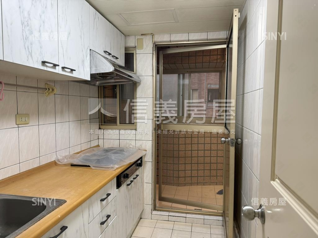 榮富都特三房車位房屋室內格局與周邊環境