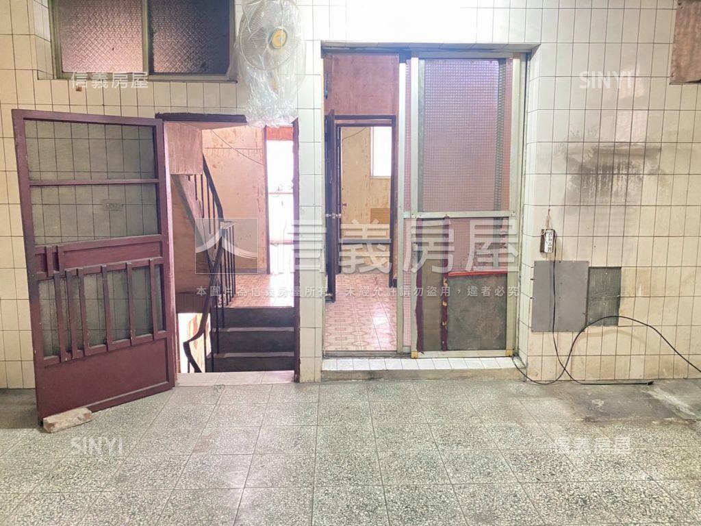 西區大同街大面寬庭院透天房屋室內格局與周邊環境