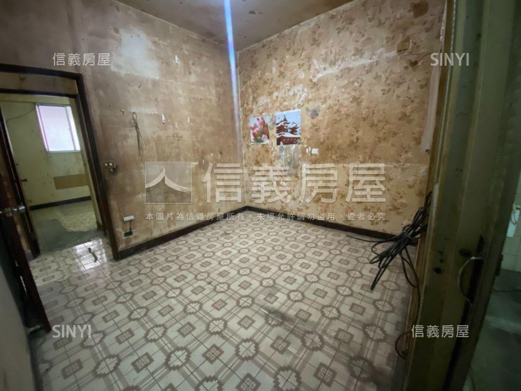 西區大同街大面寬庭院透天房屋室內格局與周邊環境