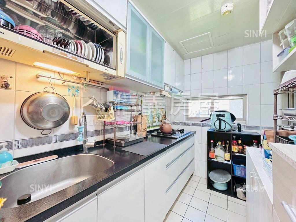 專任竹城富士邊間三房車位房屋室內格局與周邊環境