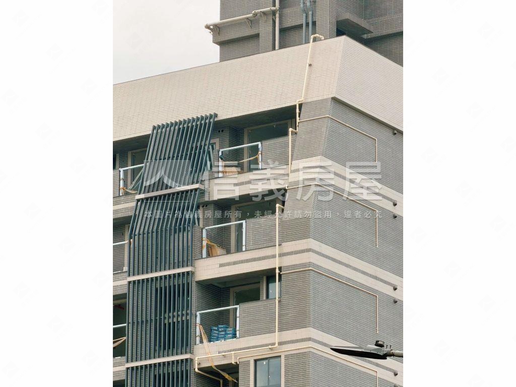 低總價雙面採光頂樓露臺戶房屋室內格局與周邊環境