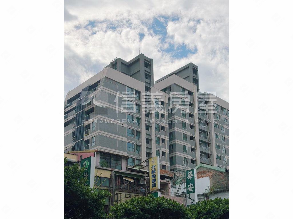 低總價雙面採光頂樓露臺戶房屋室內格局與周邊環境