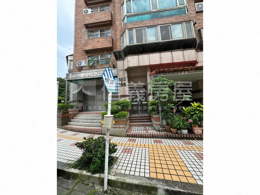 低總價名峰天下兩房房屋室內格局與周邊環境