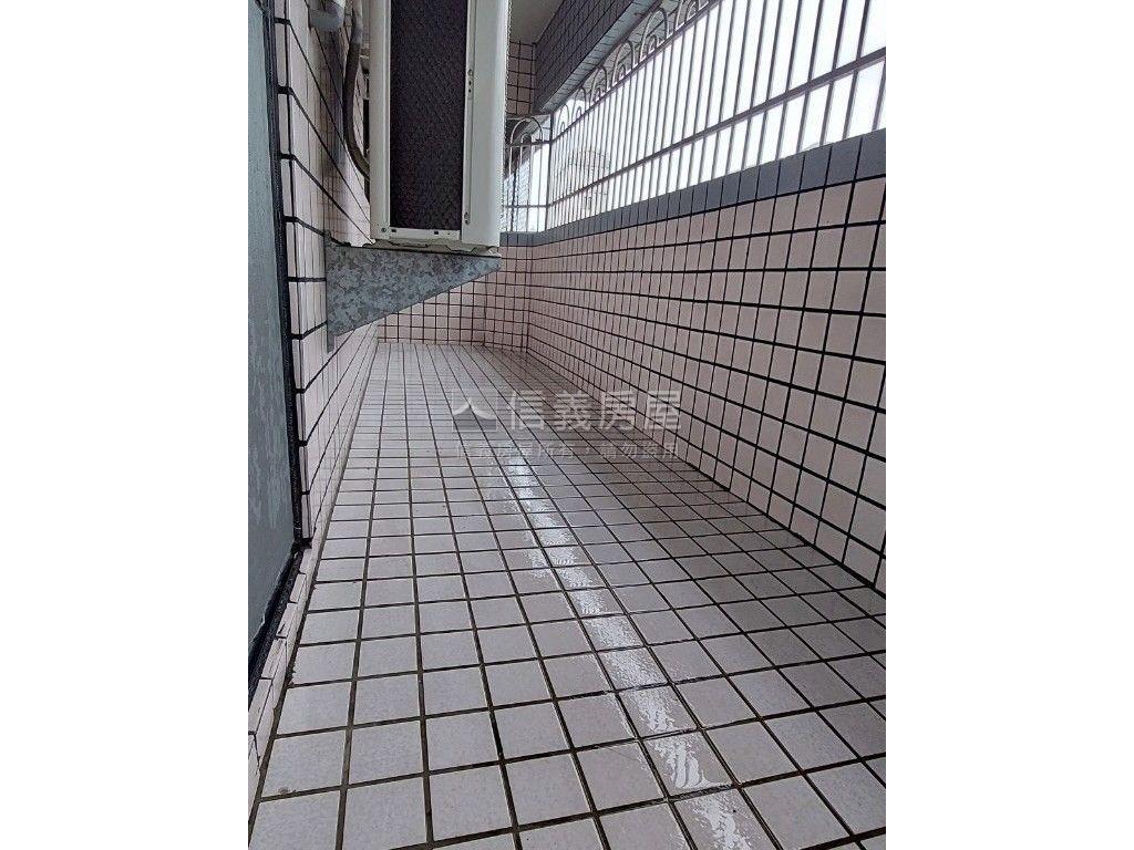 捷運旁雙商圈文心凱旋三房房屋室內格局與周邊環境