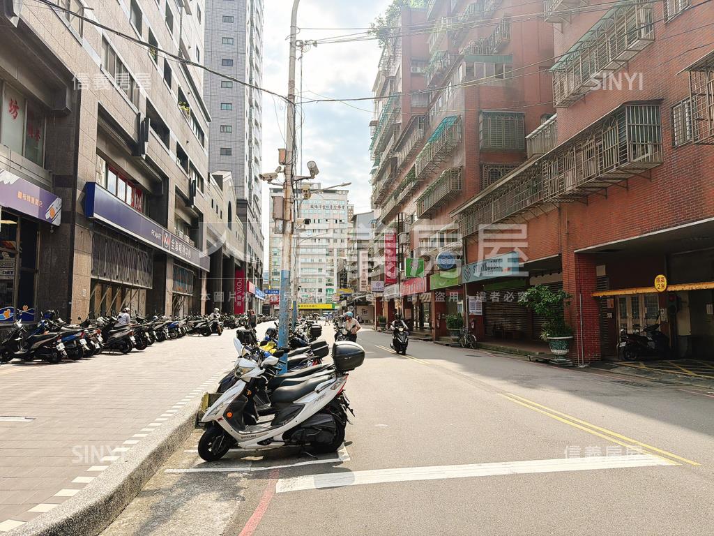 東瑩日光３房平面車位房屋室內格局與周邊環境