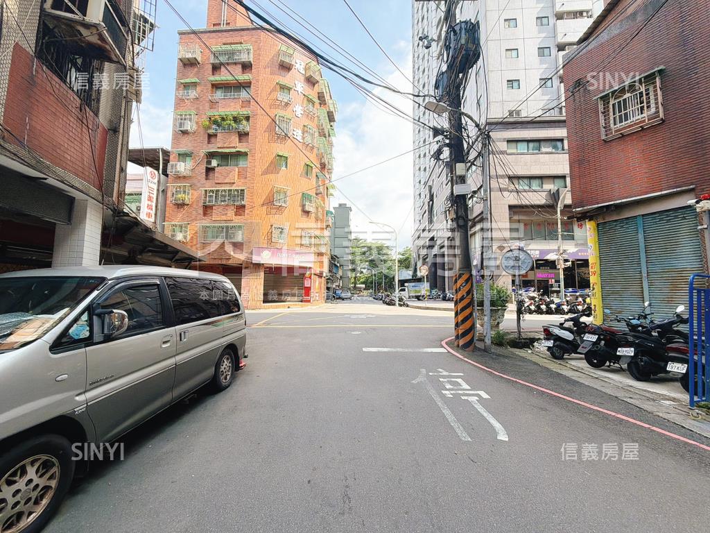 東瑩日光３房平面車位房屋室內格局與周邊環境