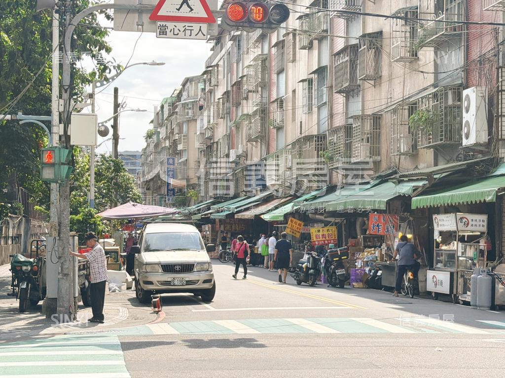 東瑩日光３房平面車位房屋室內格局與周邊環境