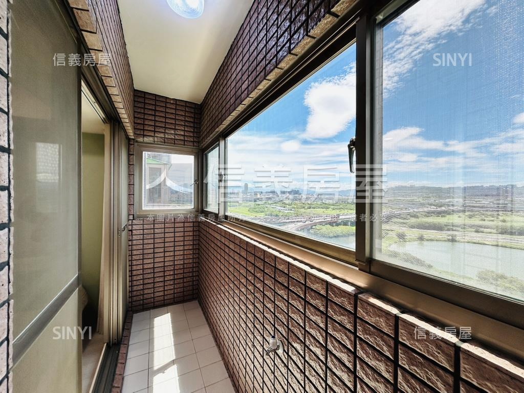 藍天白雲明亮兩房房屋室內格局與周邊環境