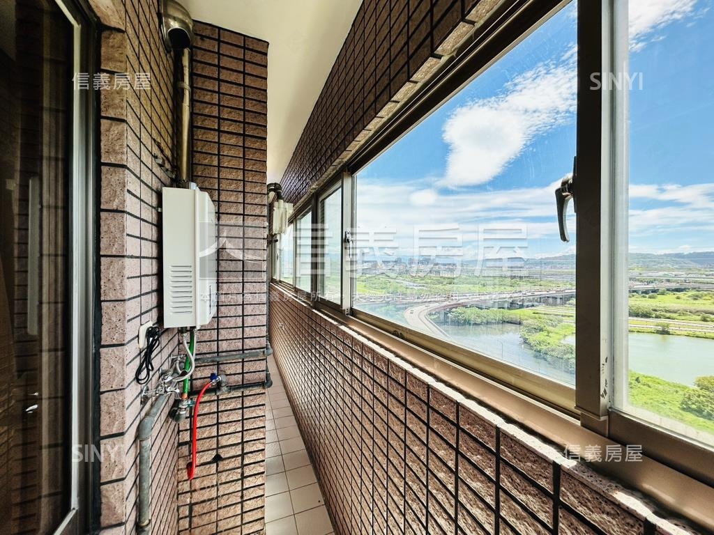 藍天白雲明亮兩房房屋室內格局與周邊環境