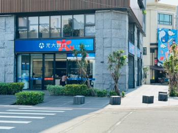 高醫旁傳家角窗店霸