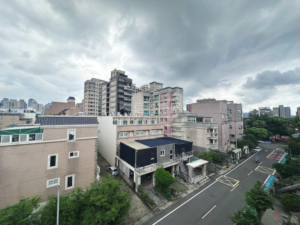 東陞曙光角間透天房屋室內格局與周邊環境