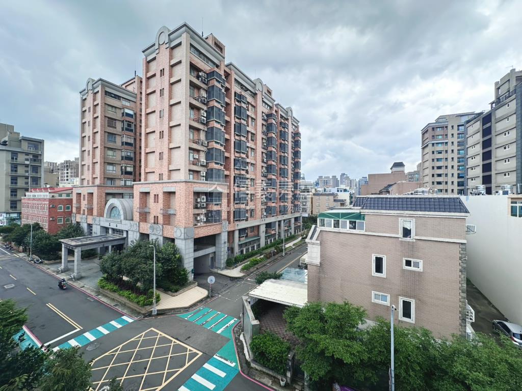 東陞曙光角間透天房屋室內格局與周邊環境