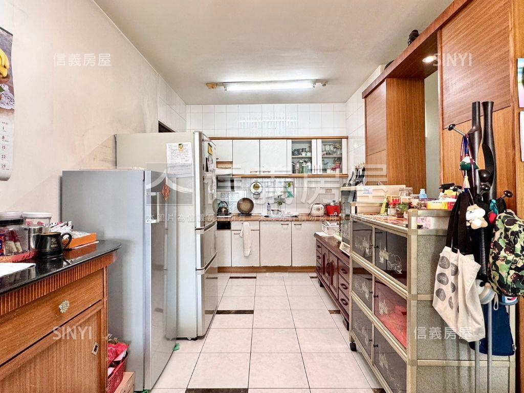 親愛京城大４房平車房屋室內格局與周邊環境