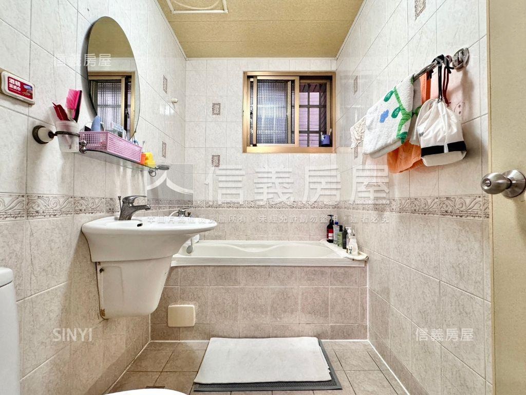 親愛京城大４房平車房屋室內格局與周邊環境