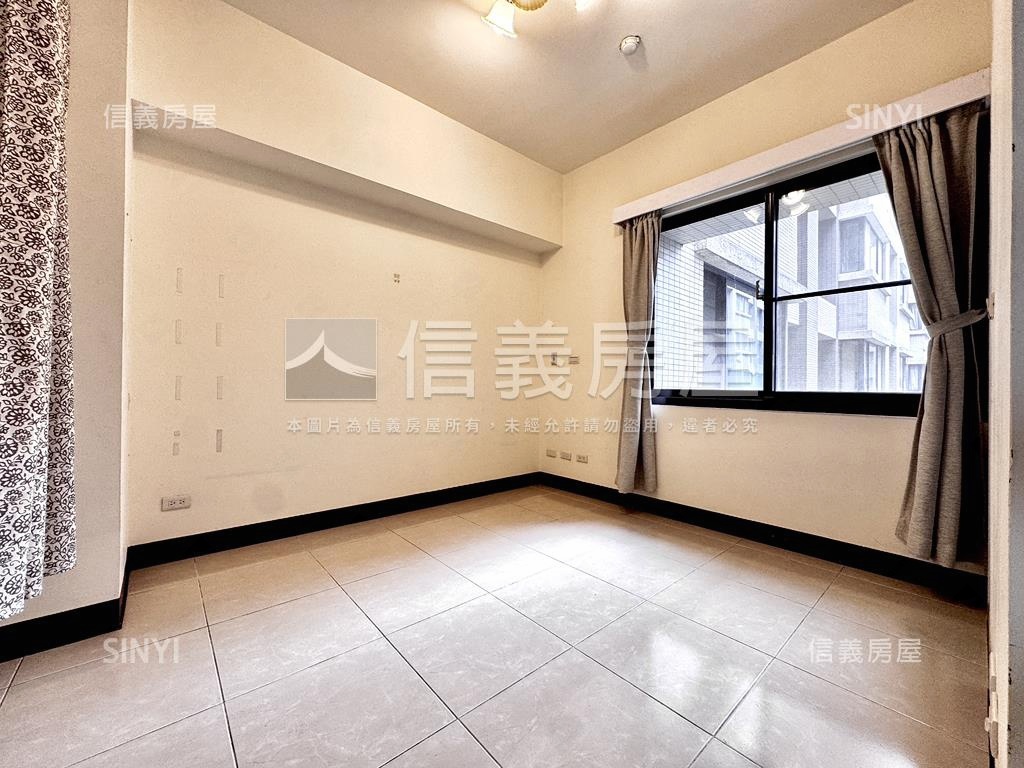 煙波行館朝外三房車位房屋室內格局與周邊環境