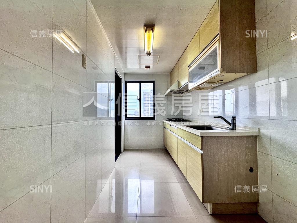 煙波行館朝外三房車位房屋室內格局與周邊環境