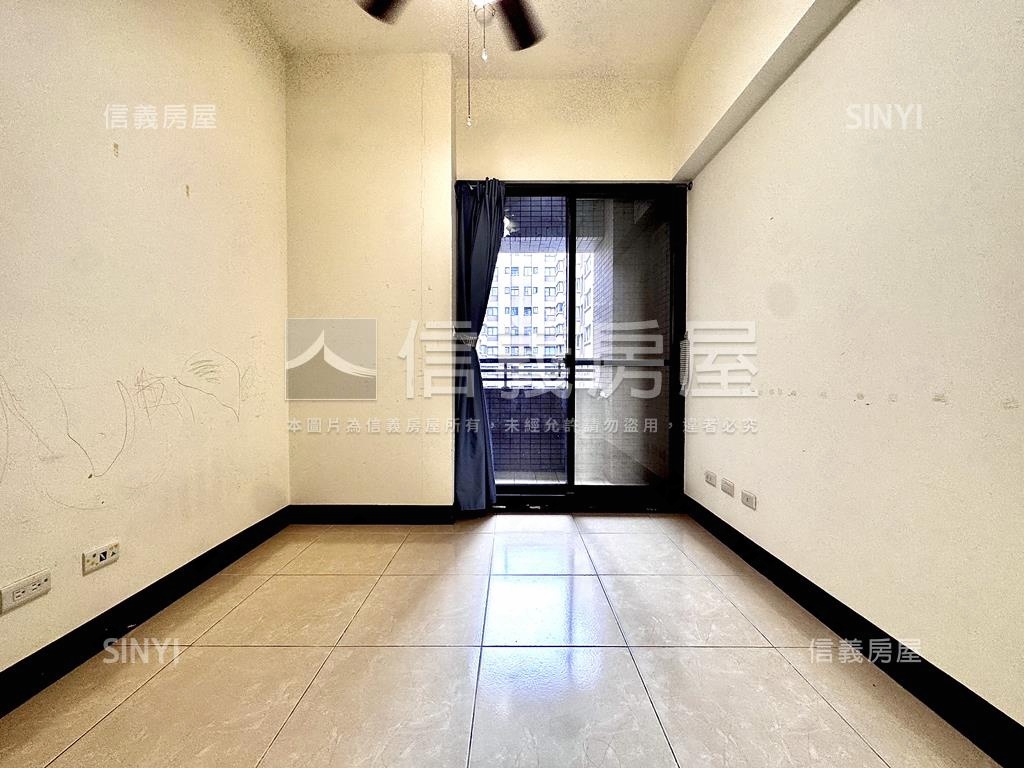 煙波行館朝外三房車位房屋室內格局與周邊環境