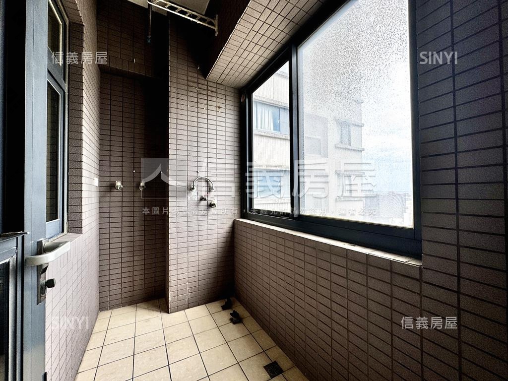 煙波行館朝外三房車位房屋室內格局與周邊環境