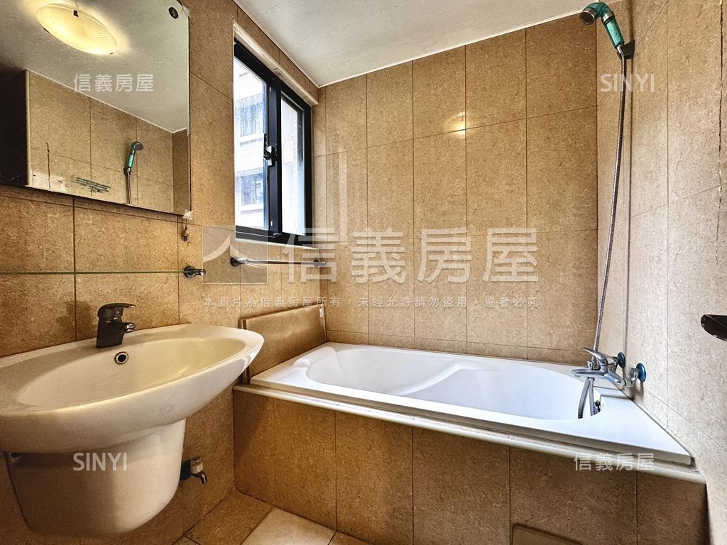 煙波行館朝外三房車位房屋室內格局與周邊環境