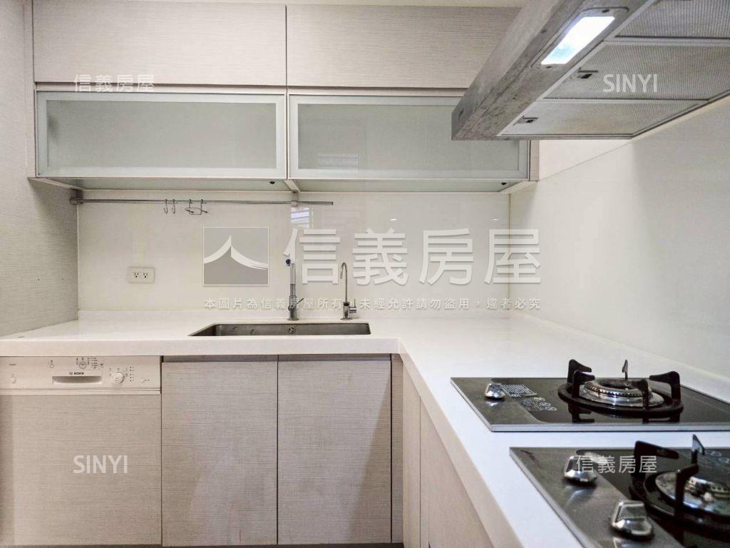 農十六輕軌郁見築豪邸平車房屋室內格局與周邊環境