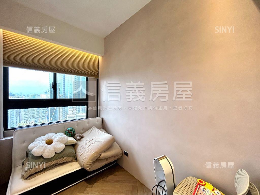 精裝阿曼ＳＲＣ層峰兩房車房屋室內格局與周邊環境