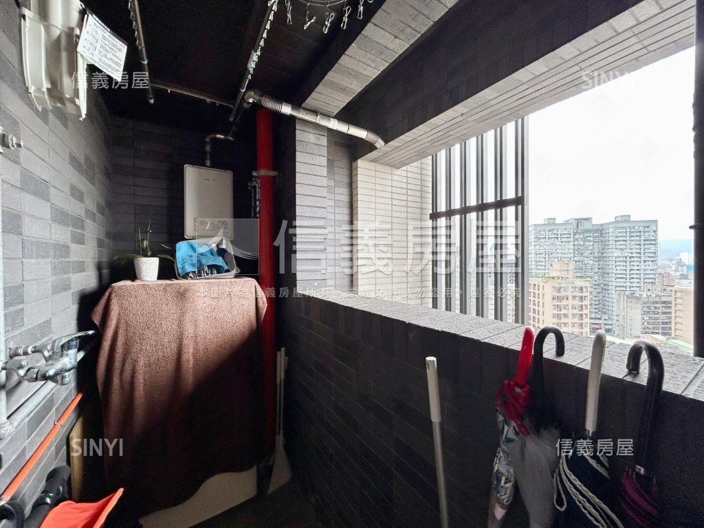 精裝阿曼ＳＲＣ層峰兩房車房屋室內格局與周邊環境