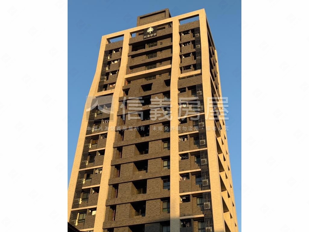 精裝阿曼ＳＲＣ層峰兩房車房屋室內格局與周邊環境