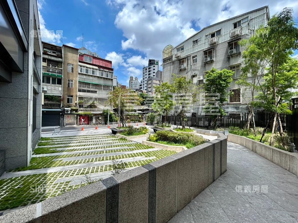 精裝阿曼ＳＲＣ層峰兩房車房屋室內格局與周邊環境
