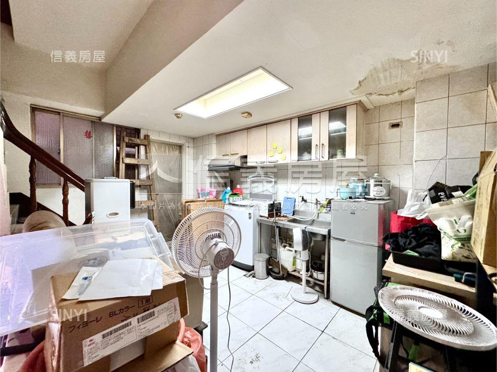 高鐵商圈正路１－３樓店面房屋室內格局與周邊環境